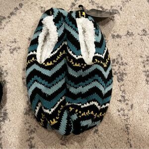 NWT Nicole Miller Knit Fuzzy Grip Bottom Slipper Socks Size Small